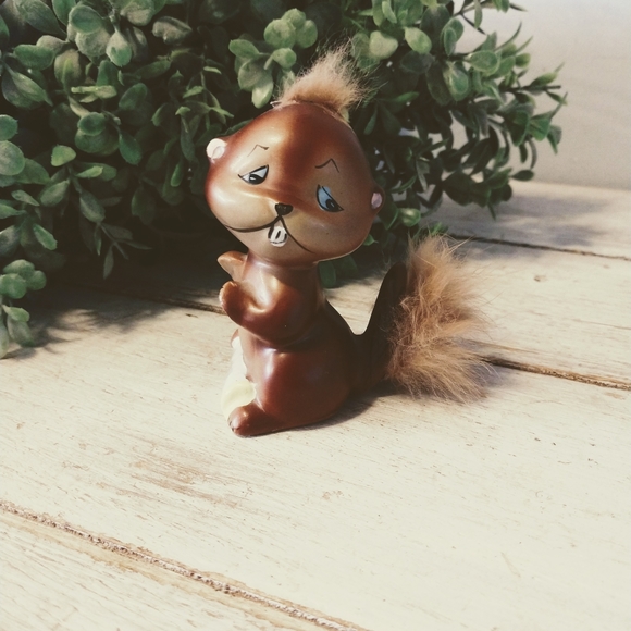 Enesco Vtg Hairy Furry Chipmunk Judgemental Beaver Figurine Kitschy Home Decor - Picture 1 of 6